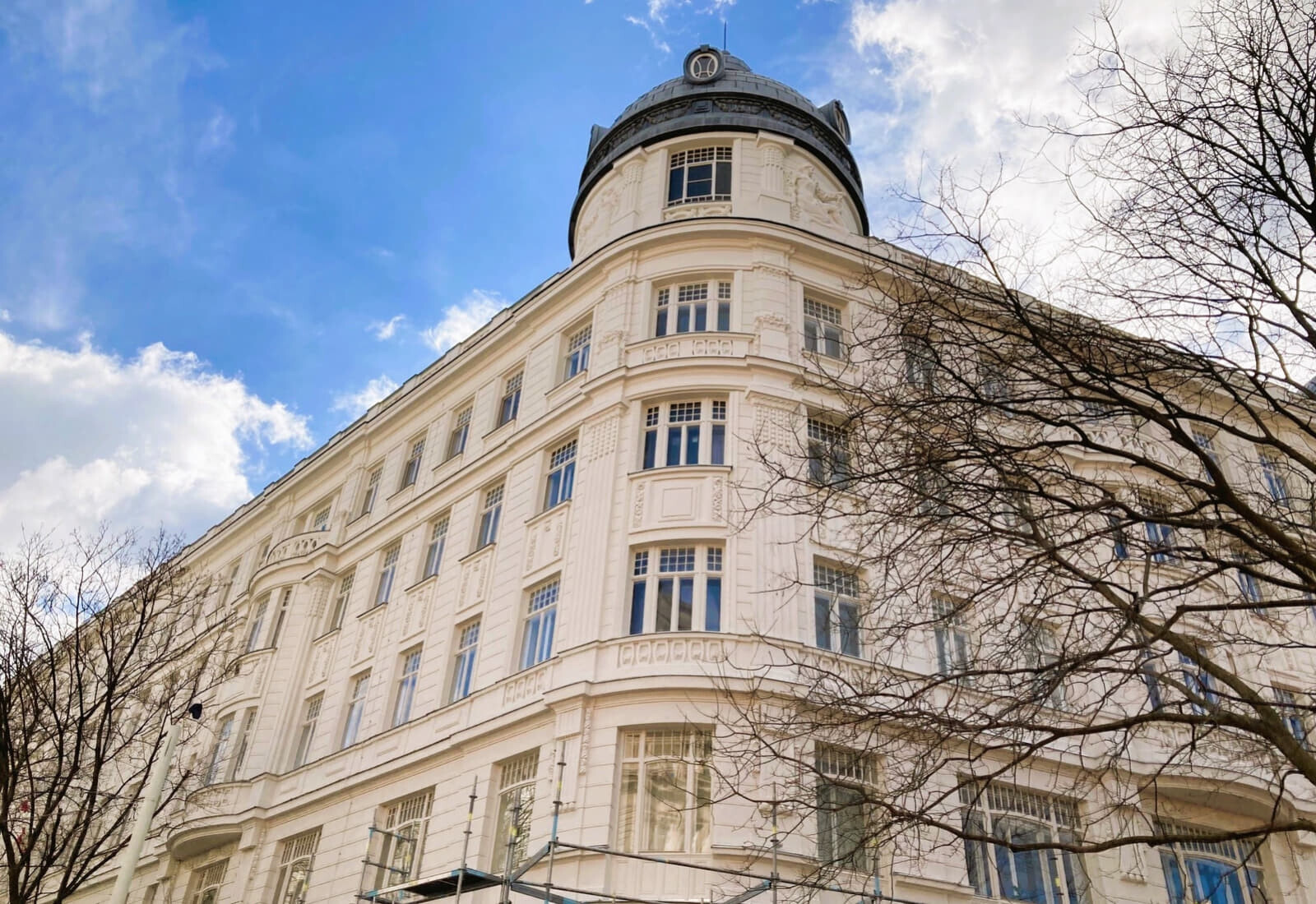Repräsentative Gewerbeﬂäche in