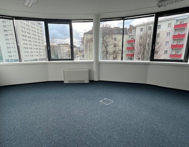 Gut aufgeteiltes Büro mit reichlich Platz