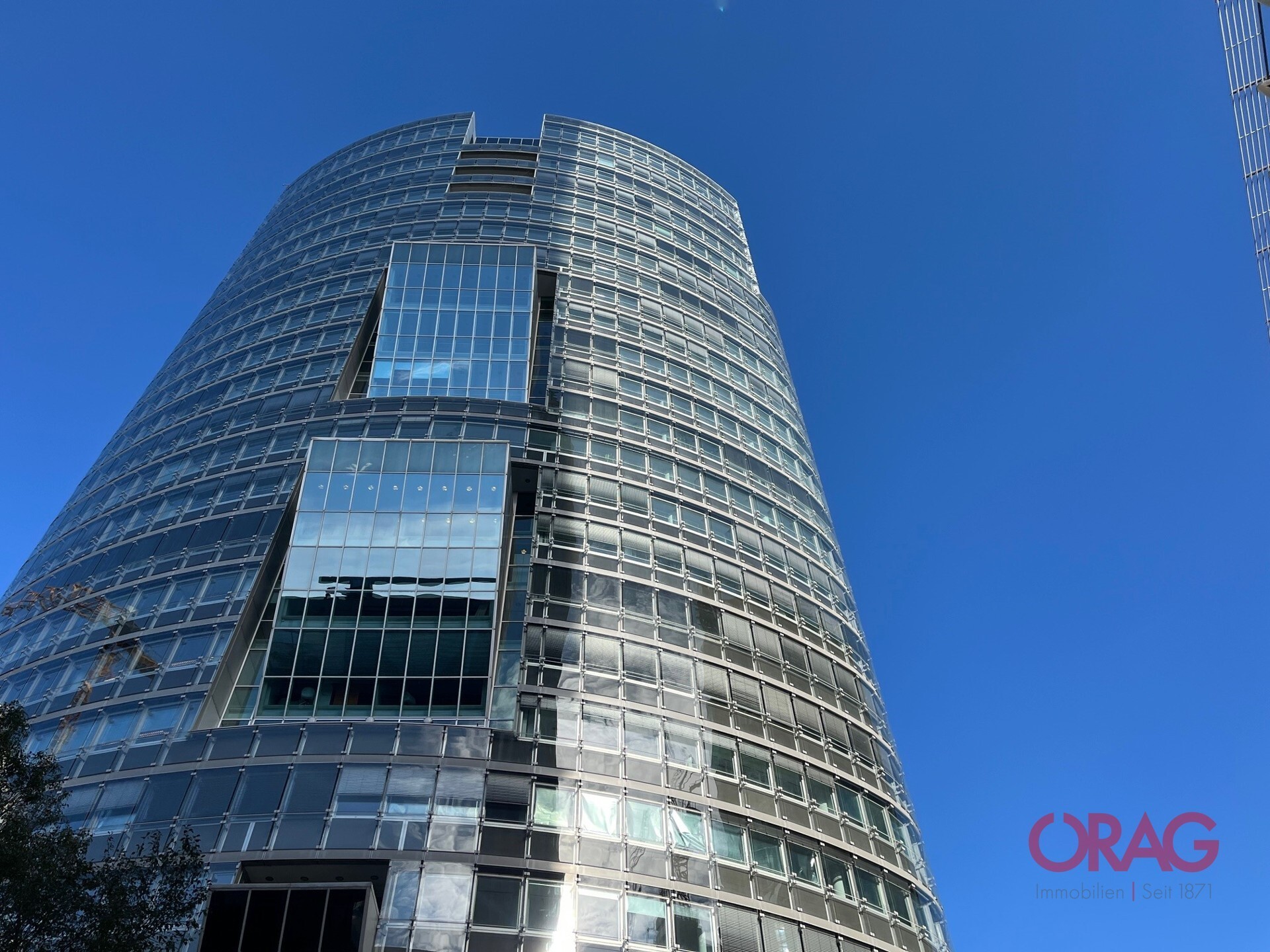 Bright offices to rent in the Andromeda Tower in 1220 Vienna