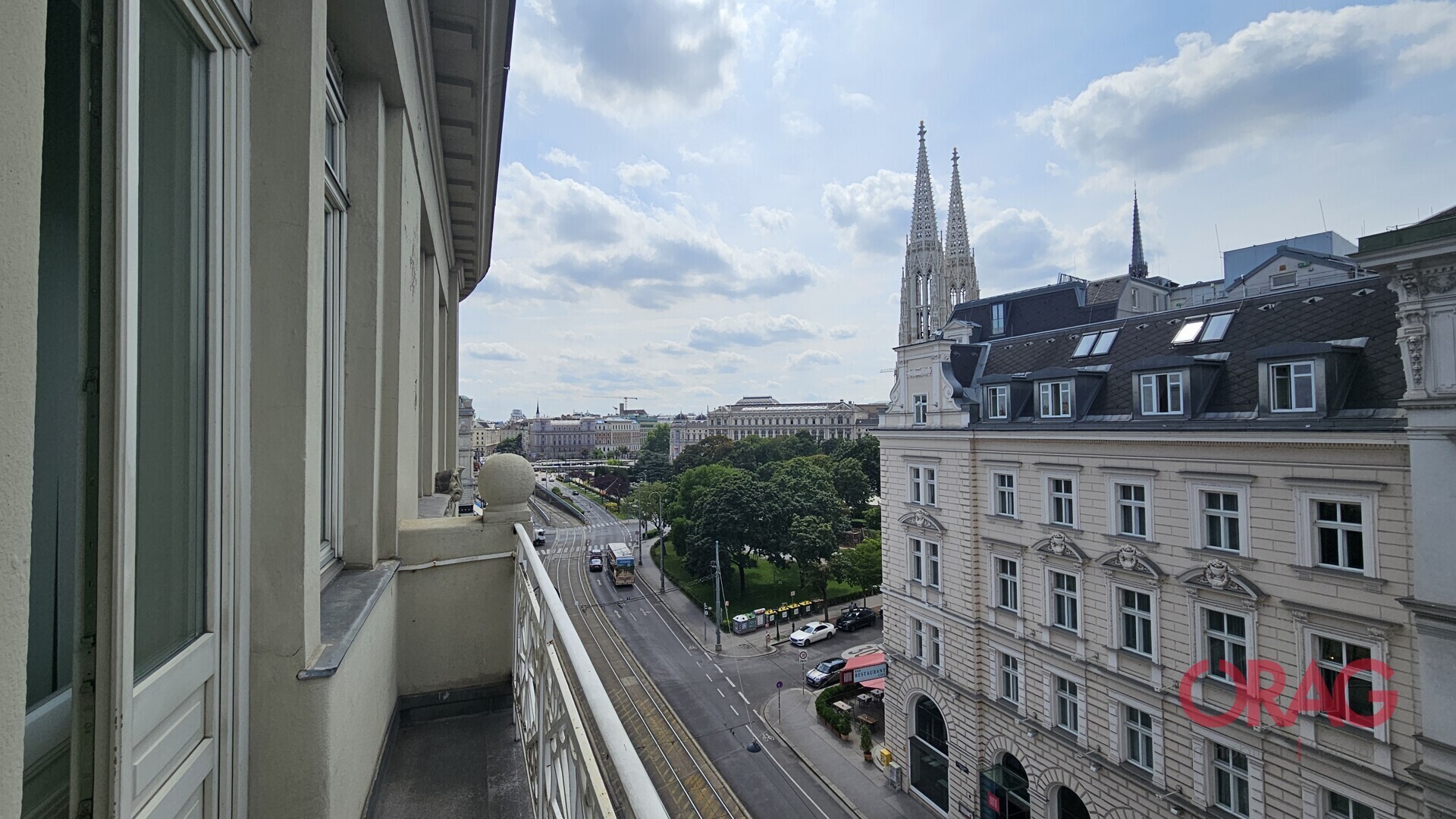 Dachgeschoss-Büro mit Blick zur Votivkirche in 1090 Wien zu miete