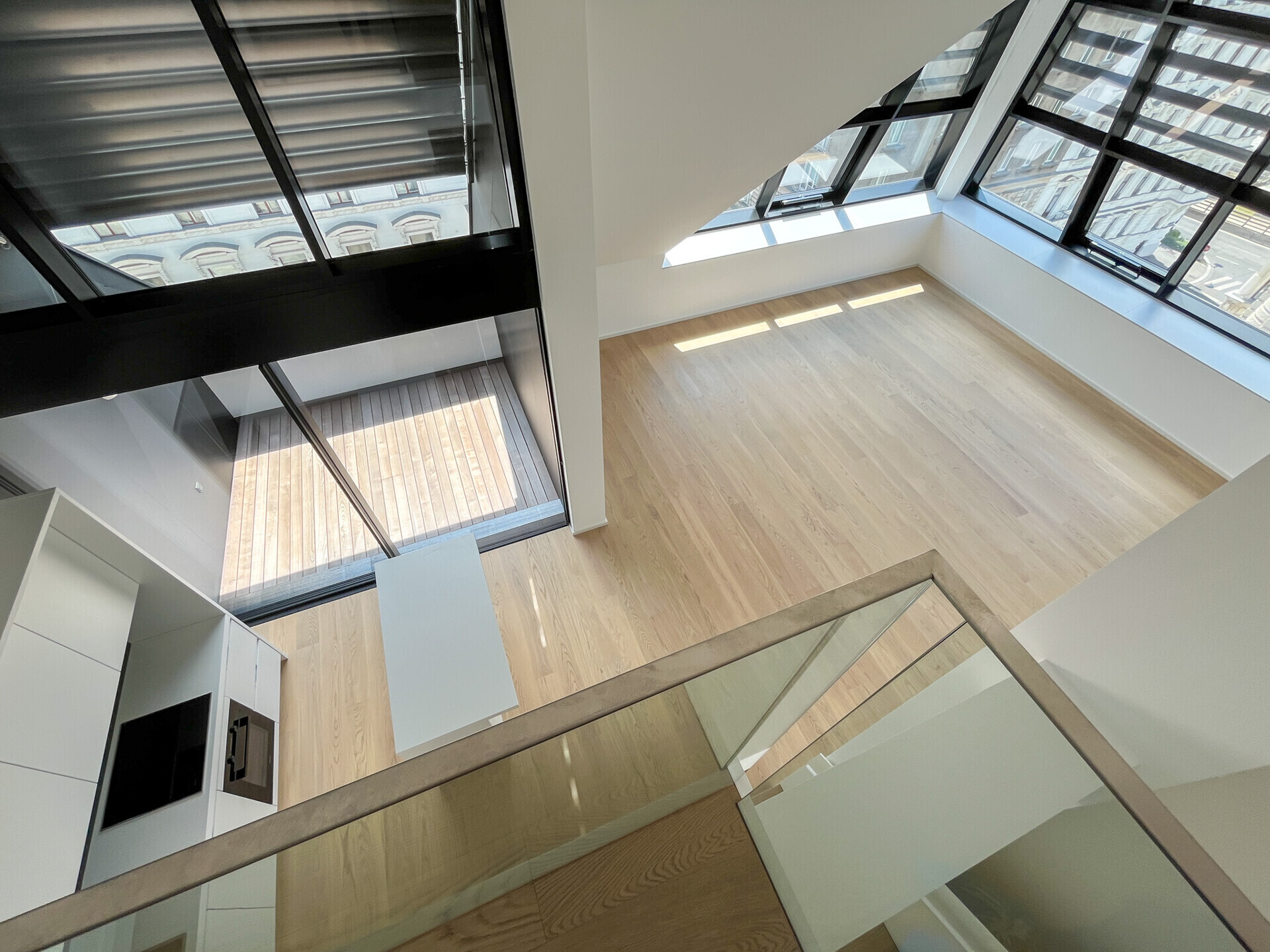 Generalsanierte 4-Zimmer-Dachgeschoß-Maisonette-Wohnung mit 3 Terrassen – zu mieten in 1010 Wien