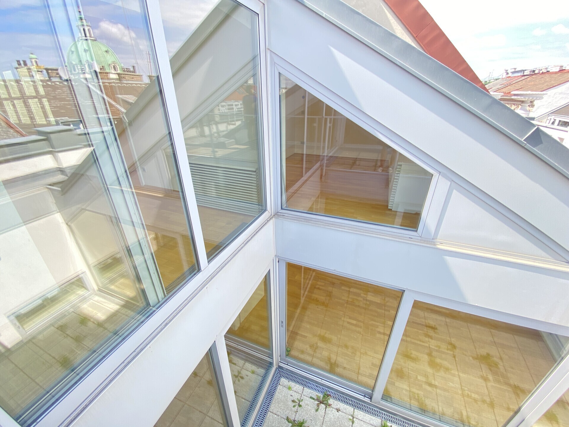 Exklusive Maisonette im Dachgeschoß im herrschaftlichen Palais, mit Terrassen, Blick Richtung Karlskirche - zu kaufen in 1040 Wien