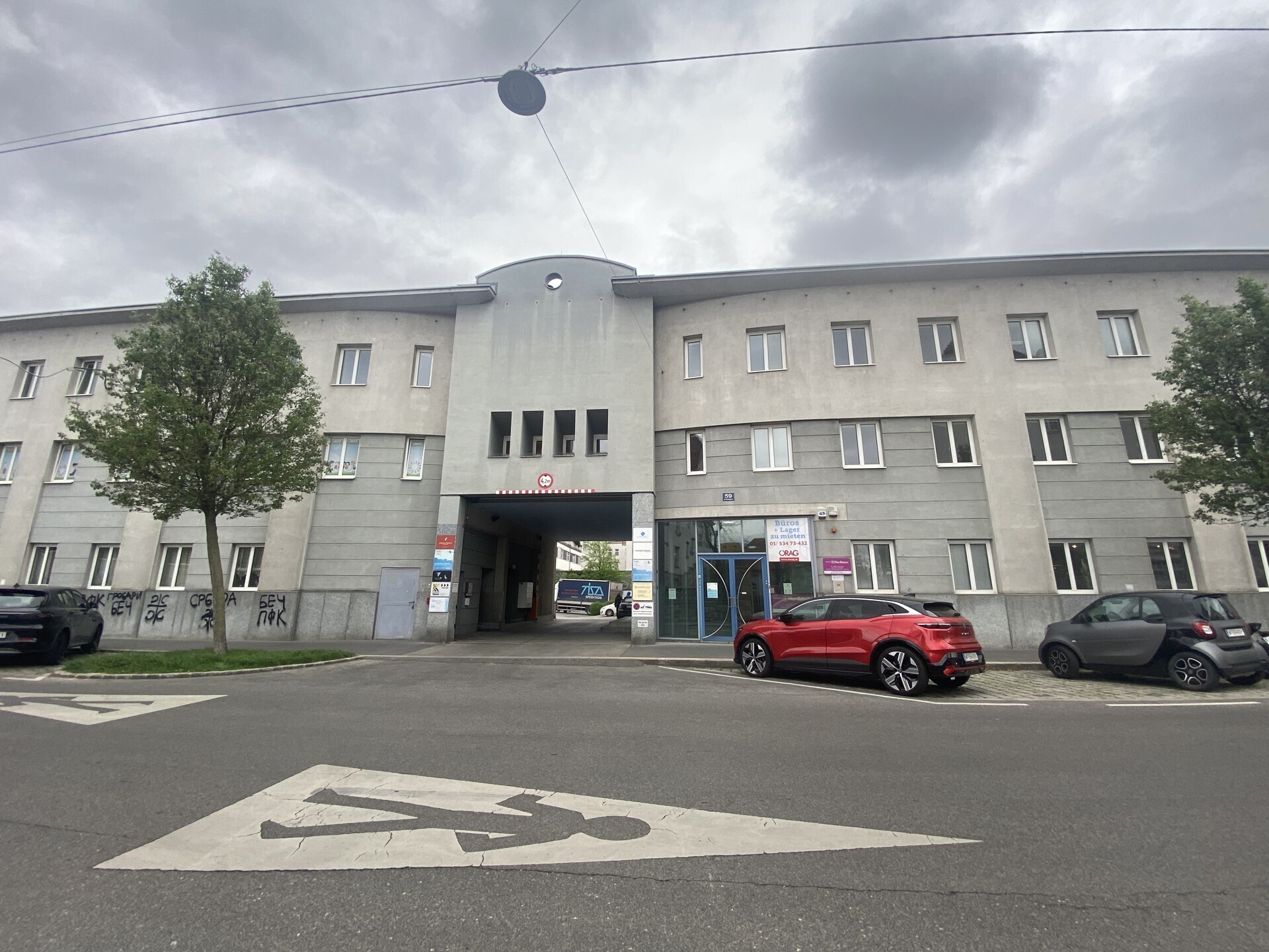 Effiziente Büros mit großzügigen Lagerflächen und Lagerhallen