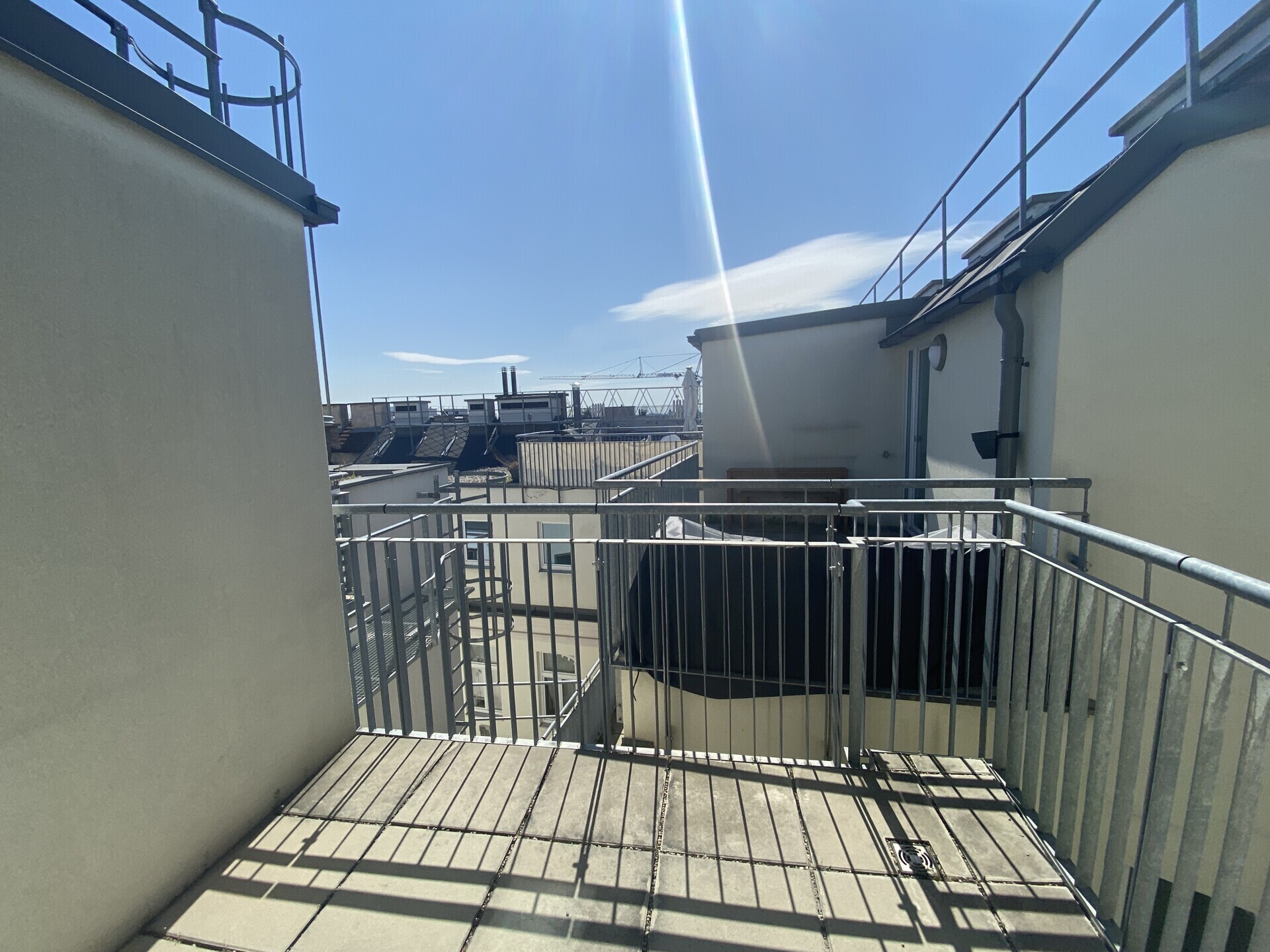 Zentrale 2-Zimmer-Dachgeschoßwohnung mit Terrasse und Einbauküche - zu kaufen in 1150 Wien