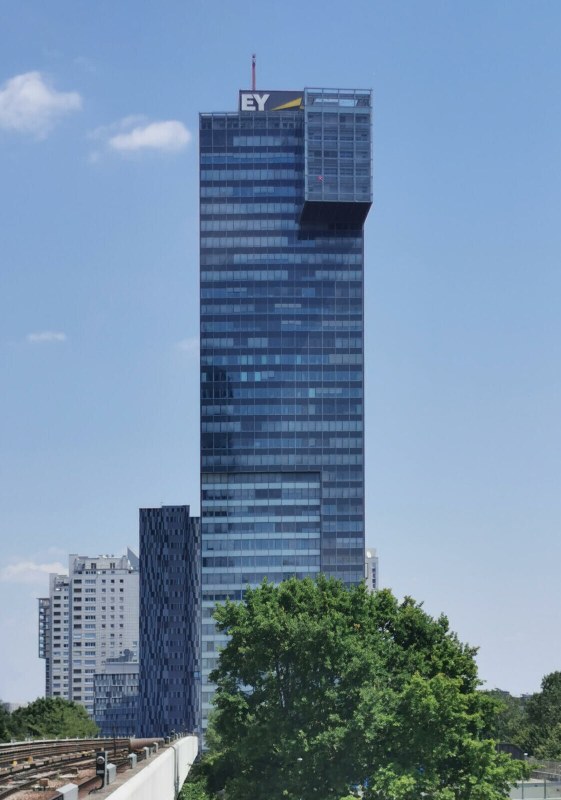 IZD Tower - Elegant and sustainable tower offices in Vienna's international center