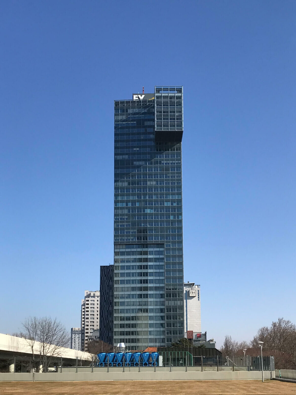 IZD Tower - Elegant and sustainable tower offices in Vienna's international center