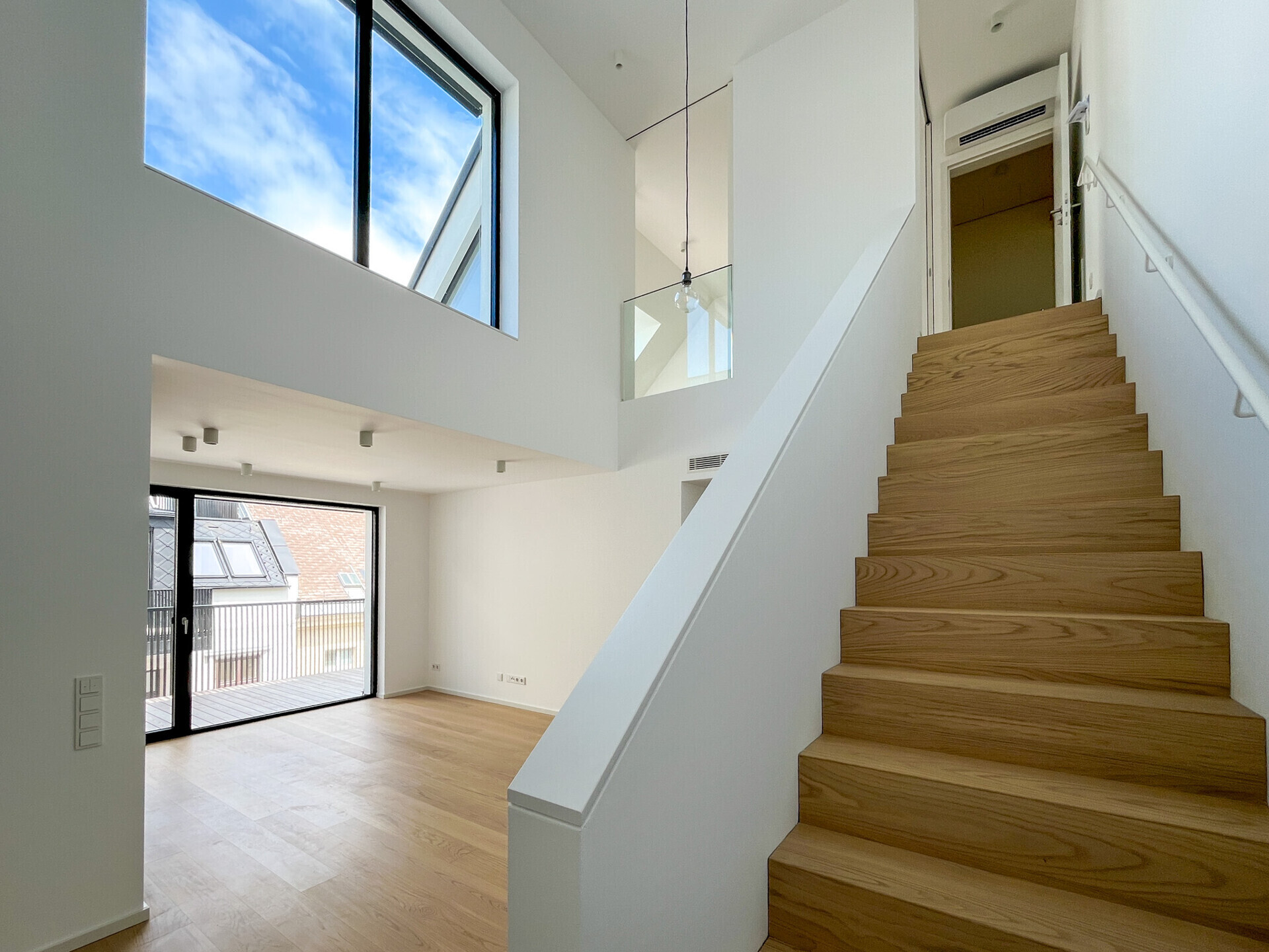 ERSTBEZUG: 3-Zimmer-Dachgeschoß-Maisonette-Wohnung mit Terrasse – zu mieten in 1010 Wien