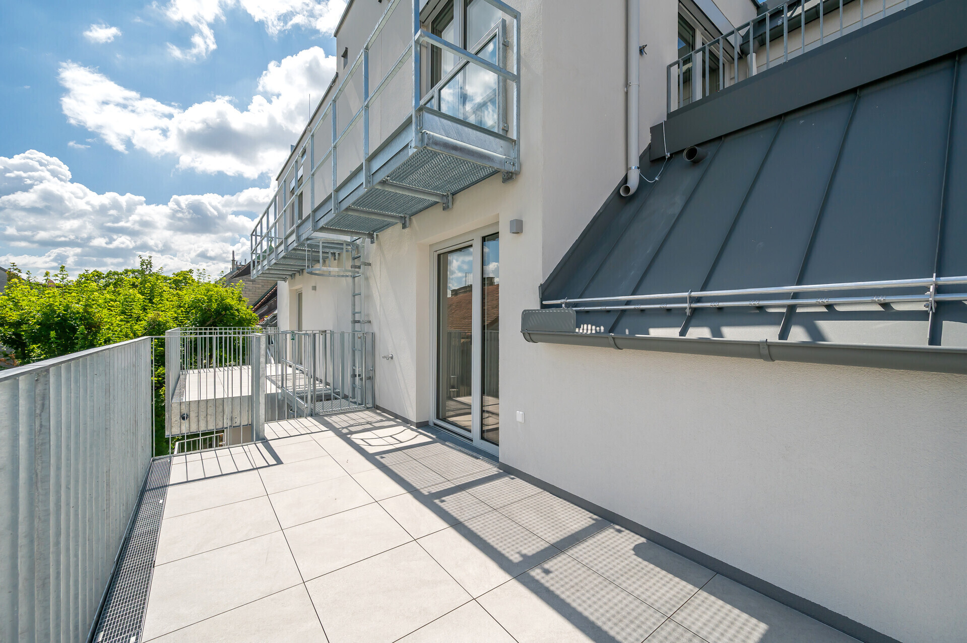 Erstbezug. Hochwertige Drei-Zimmer-Dachgeschoßwohnung mit Balkon – sofort verfügbar - zu mieten in 1170 Wien