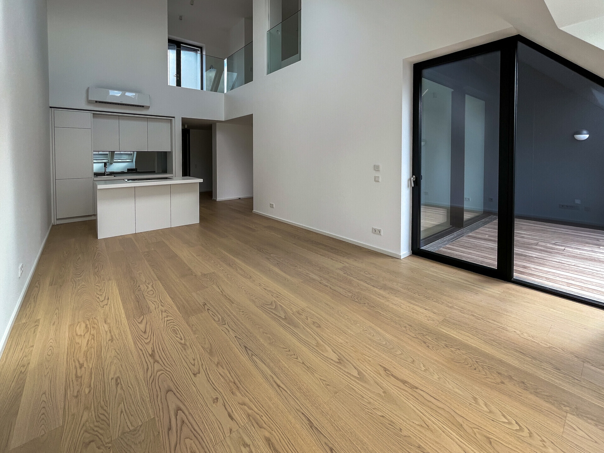 Erstbezug nach Sanierung - 3 Zimmer Dachgeschoßwohnung mit Terrasse in 1010 Wien!