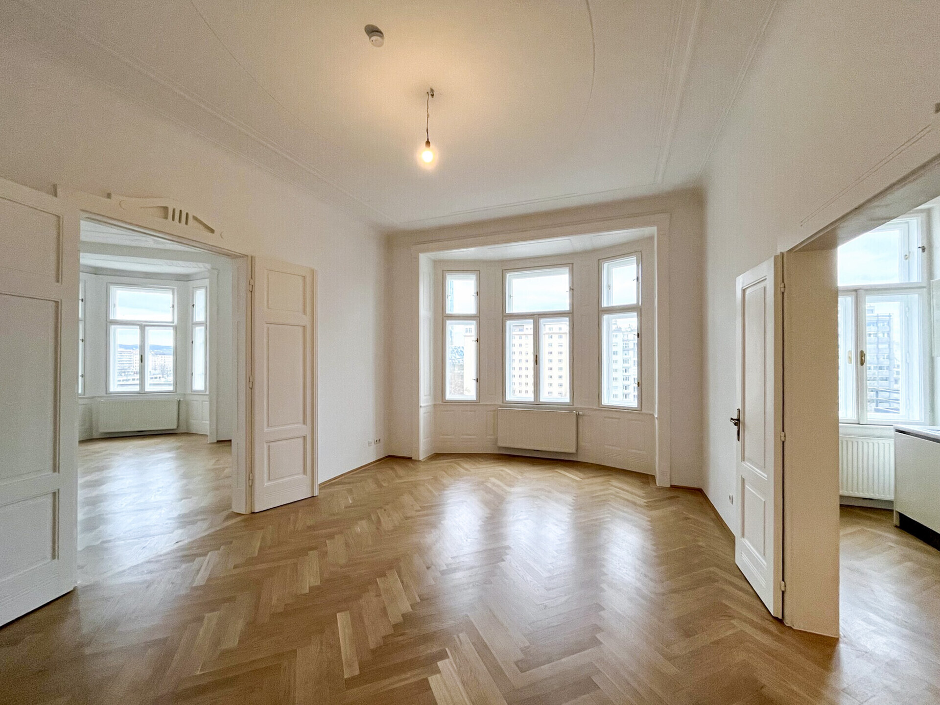 Spacious 6-room apartment in an old building near the Urania - for rent for an indefinite period in 1010 Vienna