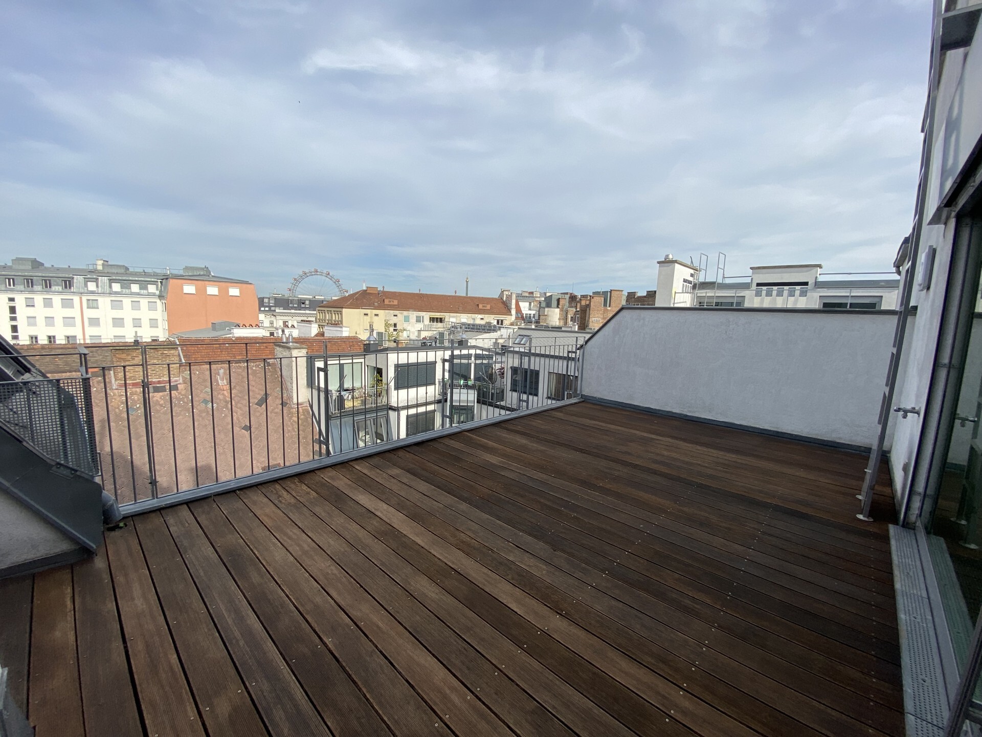 Schöne 4-Zimmer-DG-Wohnung mit zwei großen Terrassen zu mieten in 1020 Wien