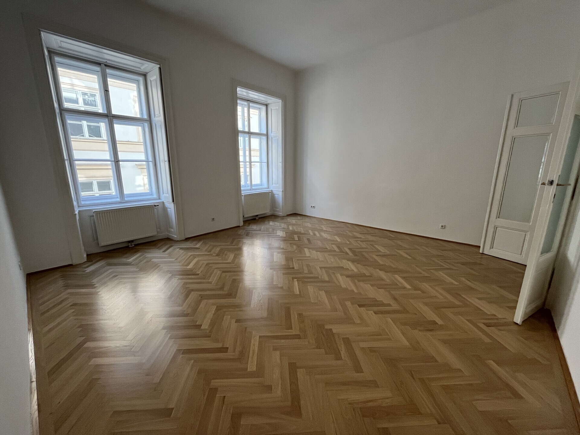 Permanent living in a 4-room old building near Café Central and Minoritenplatz - Rent in 1010 Vienna