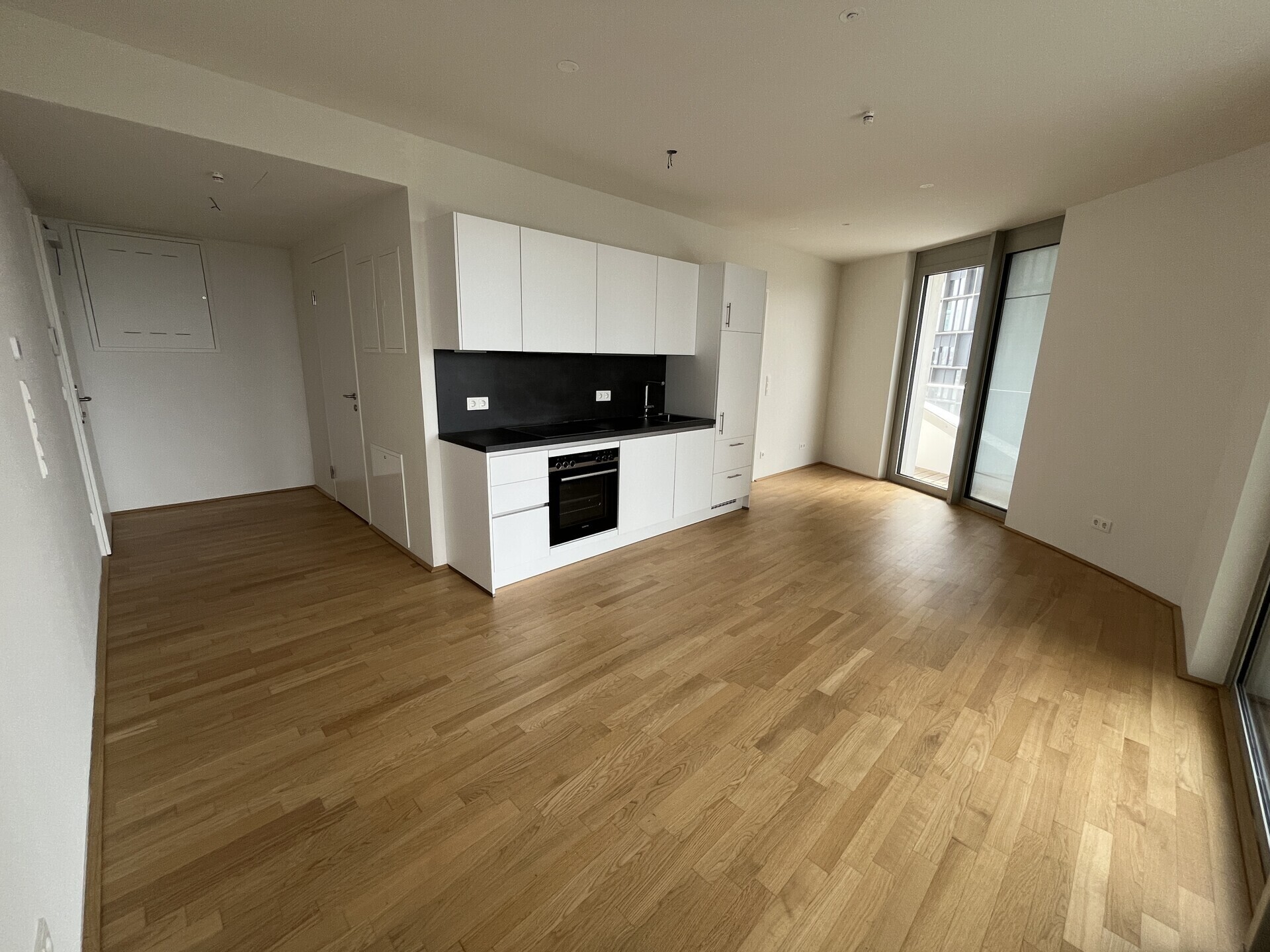 BelView Apartments: Moderne 2-Zimmer-Wohnung mit Ausblick-Balkon im 10. OG zu mieten in 1100 Wien