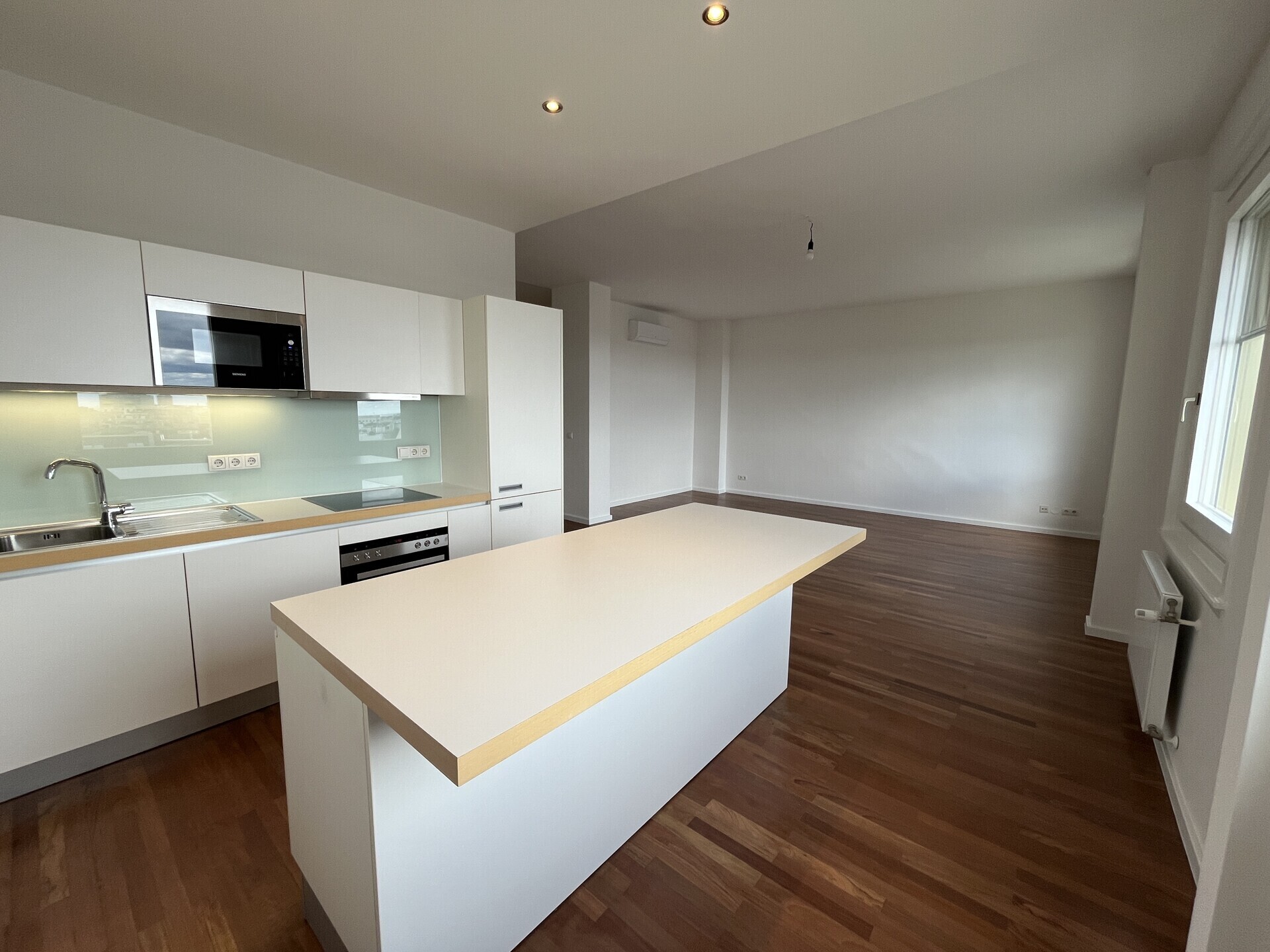 Spacious 3-bedroom apartment on the 9th floor at Modenapark - for rent in 1030 Vienna