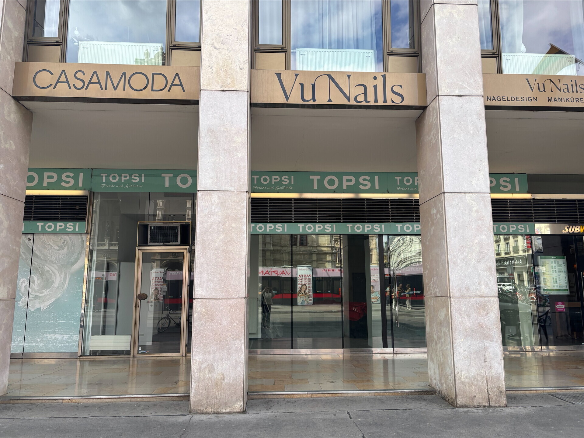 Exclusive commercial space for rent in the Opernringhof - premium location in the heart of 1010 Vienna